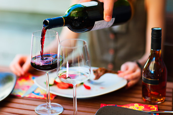 le-vin-est-il-bon-pour-la-sante-journal-vignette-actualite-du-vin Boire régulièrement un à deux verres de vin au repas renforcerait donc les défenses de l'organisme