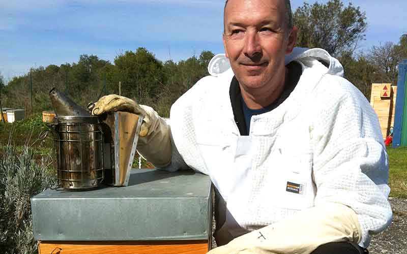 Thierry Mendez apiculteur de la Miellerie Bio “Rucher de l'Estagnol”