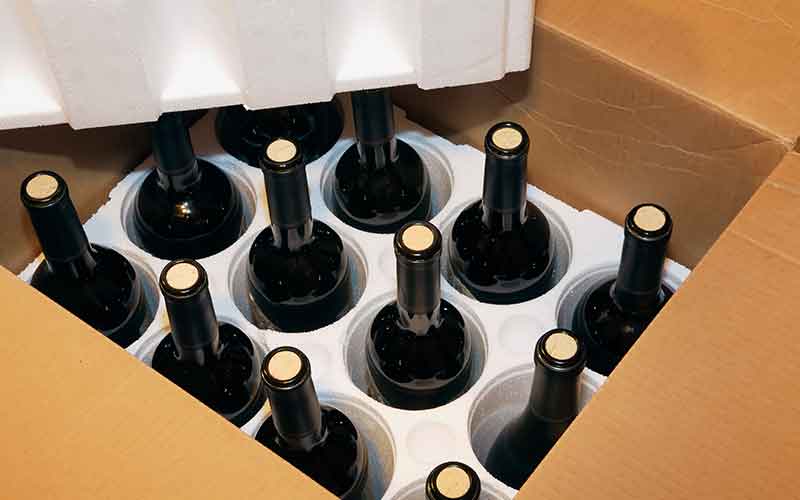 Emballage de vins avec carton et polystyrène