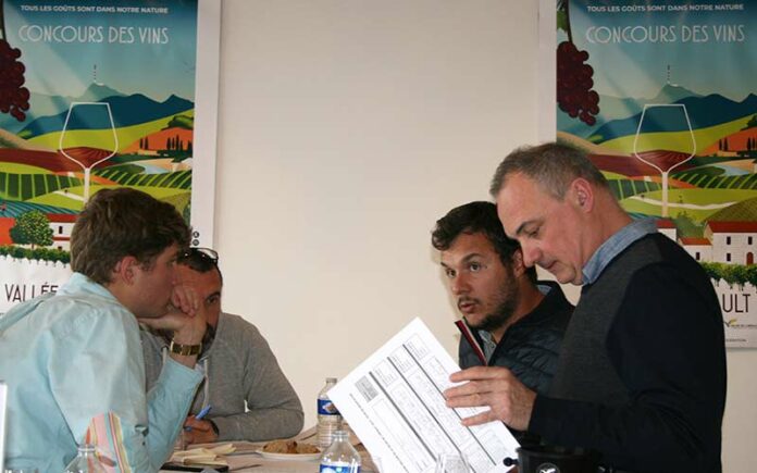 Dans la salle du concours des vins de la vallée de l'Hérault