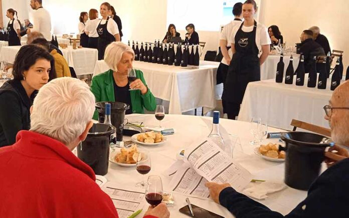 Le jury œuvre durant la 37e édition du concours des vins de la Vallée de l'Hérault