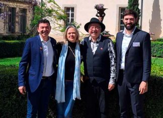 Les 15 lauréats de la 1ère édition du Palmarès Cuvées Salagou Cœur d’Hérault 2024 De Gauche à droite : Claude REVEL Président du Salagou Coeur d’Hérault, Annett TEICH marraine de l'événement, Bernard BARDOU sommelier conseil et Pierre VILA PALLEJA parrain de l'événement