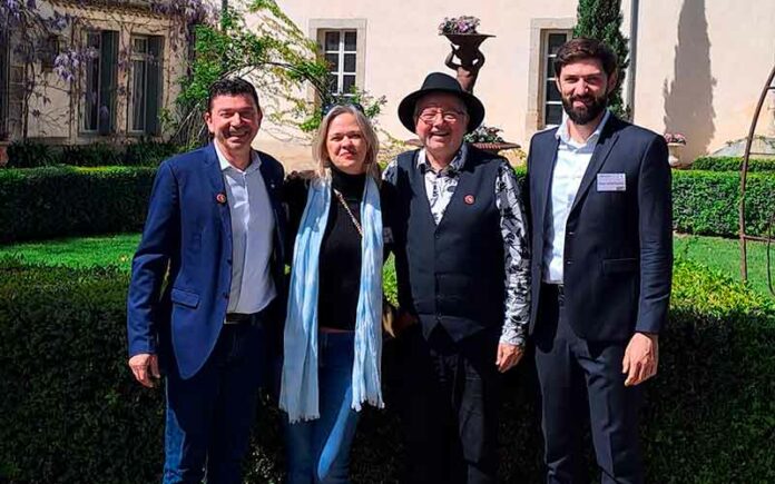 De Gauche à droite : Claude REVEL Président du Salagou Coeur d’Hérault, Annett TEICH marraine de l'événement, Bernard BARDOU sommelier conseil et Pierre VILA PALLEJA parrain de l'événement