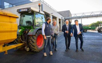Tournée des caves : la viticulture héraultaise face aux défis climatiques et économiques Le Président du Département, Kléber Mesquida et Yvon Pellet, Vice-Président délégué à l’économie agricole et à l’aménagement rural ont rencontré les viticulteurs des caves coopératives de l’Hérault