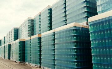 Réduire le coût et l’impact environnemental des emballages, c’est possible avec IGP Pays d’Oc ! Des palettes de bouteilles qu'il faudra penser à recycler !