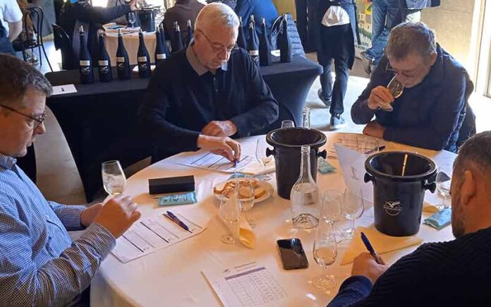 Des membres du jury du 38e Concours des Vins de la Vallée de l'Hérault