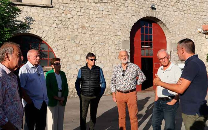 Kleber Mesquida en tournée dans les caves viticoles de l'Hérault